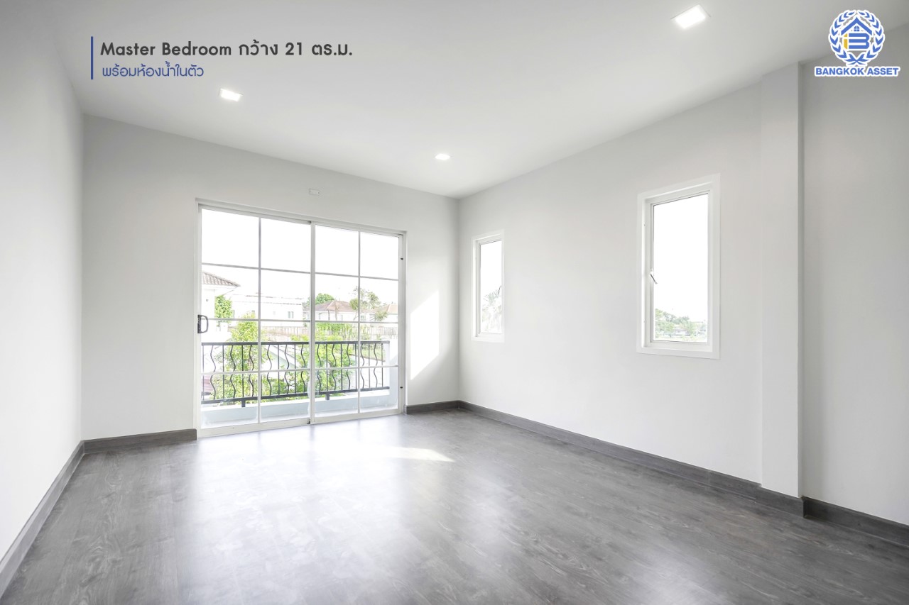 บ้านมือสองตกแต่งใหม่ แบรนด์ LH หลังมุม ม.มัณฑนา ติดถนนราชพฤกษ์  เนื้อที่ 67.6 ตร.ว. มีพื้นที่สนามหญ้าด้านข้างกว้างกว่า 100 ตร.ม. ฟังก์ชัน 3 ห้องนอน 3 ห้องน้ำ จอดรถได้ 2 คัน Facilities ตอบโจทย์ทุกกิจกรรม! บนทำเลใกล้วงเวียนพระราม5 เซ็นทรัลเวสต์เกต และรถไฟฟ้า "สถานีบางรักน้อยท่าอิฐ"